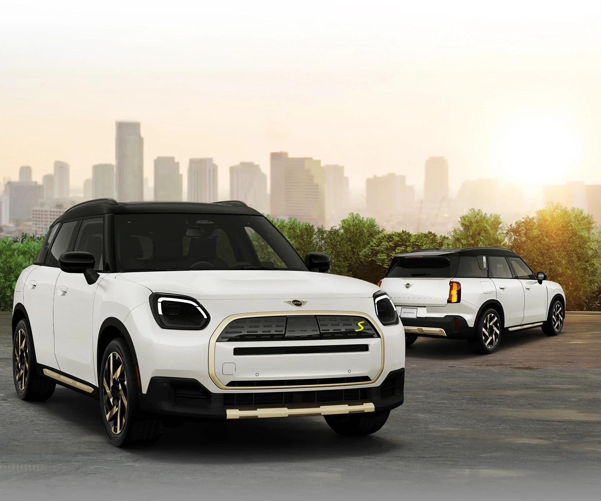 Dos ángulos del MINI Countryman SE ALL4 con el horizonte de la ciudad como telón de fondo.