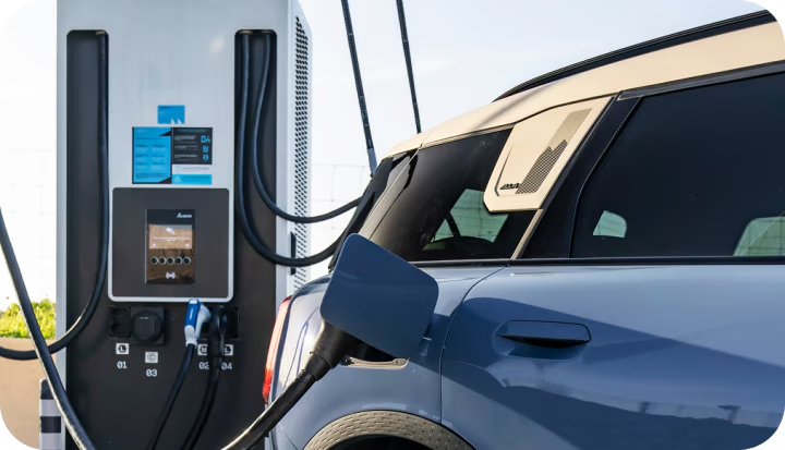 Un MINI Countryman SE ALL4 cargando en una estación de carga.