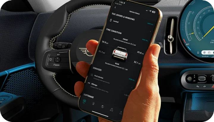 Una mano sosteniendo un teléfono abierto a la aplicación MINI.