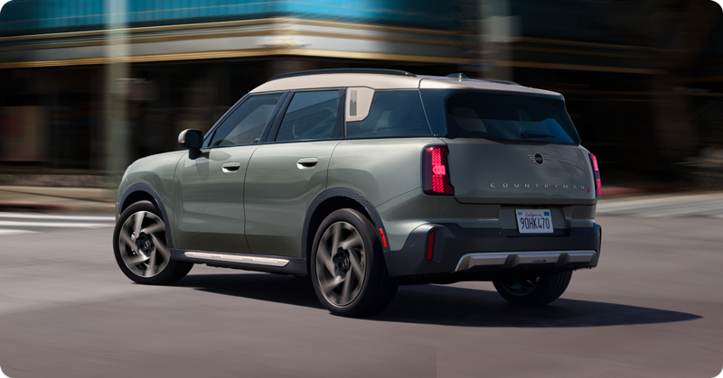 Vista trasera angular del MINI Countryman S ALL4 conduciendo.