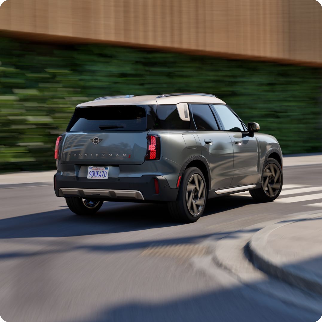 El MINI Countryman S ALL4 circula por una calle.
