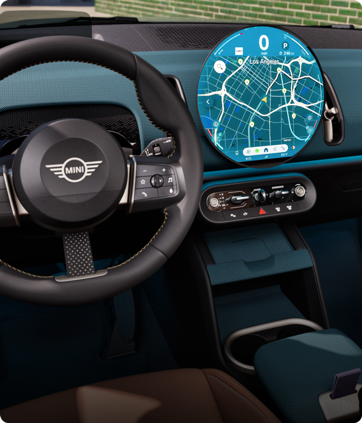 El interior del MINI Countryman S ALL4 con especial atención al volante y la pantalla.