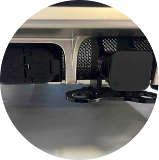 Un primer plano del faro delantero del MINI Countryman SE ALL4. 