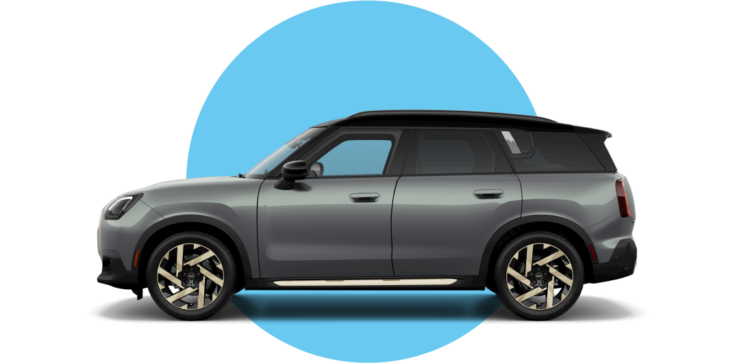 Vista lateral de un MINI Countryman SE ALL4 de 2025 en el color de carrocería Smokey Green, mirando hacia la izquierda con su sombra debajo.