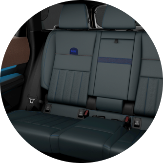 Vista en ángulo de un MINI Cooper 4 Puertas aparcado delante de un garaje industrial.