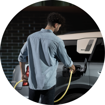 Un hombre carga su MINI Countryman SE ALL4. 