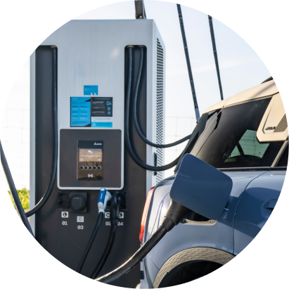 El MINI Countryman SE ALL4 en una estación de carga. 