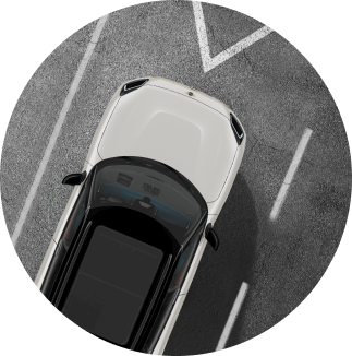 El MINI Countryman SE ALL4 a toda velocidad por una carretera con agua a lo lejos.