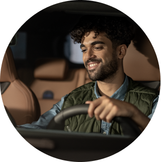 Texto alternativo: Primer plano de un hombre en el asiento del conductor del MINI Countryman SE ALL4.