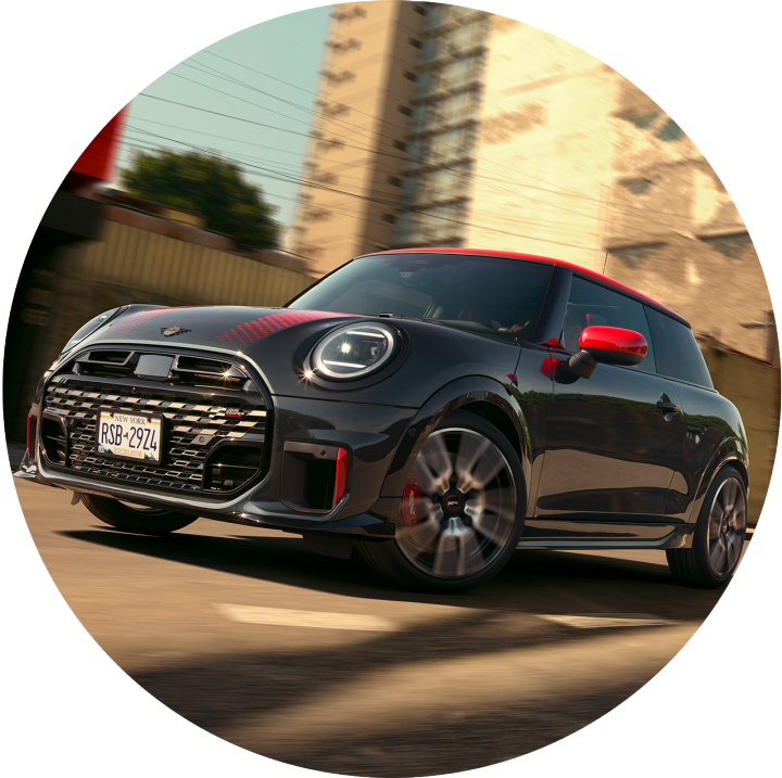 Un ángulo de visión bajo del MINI JCW 2 Puertas.