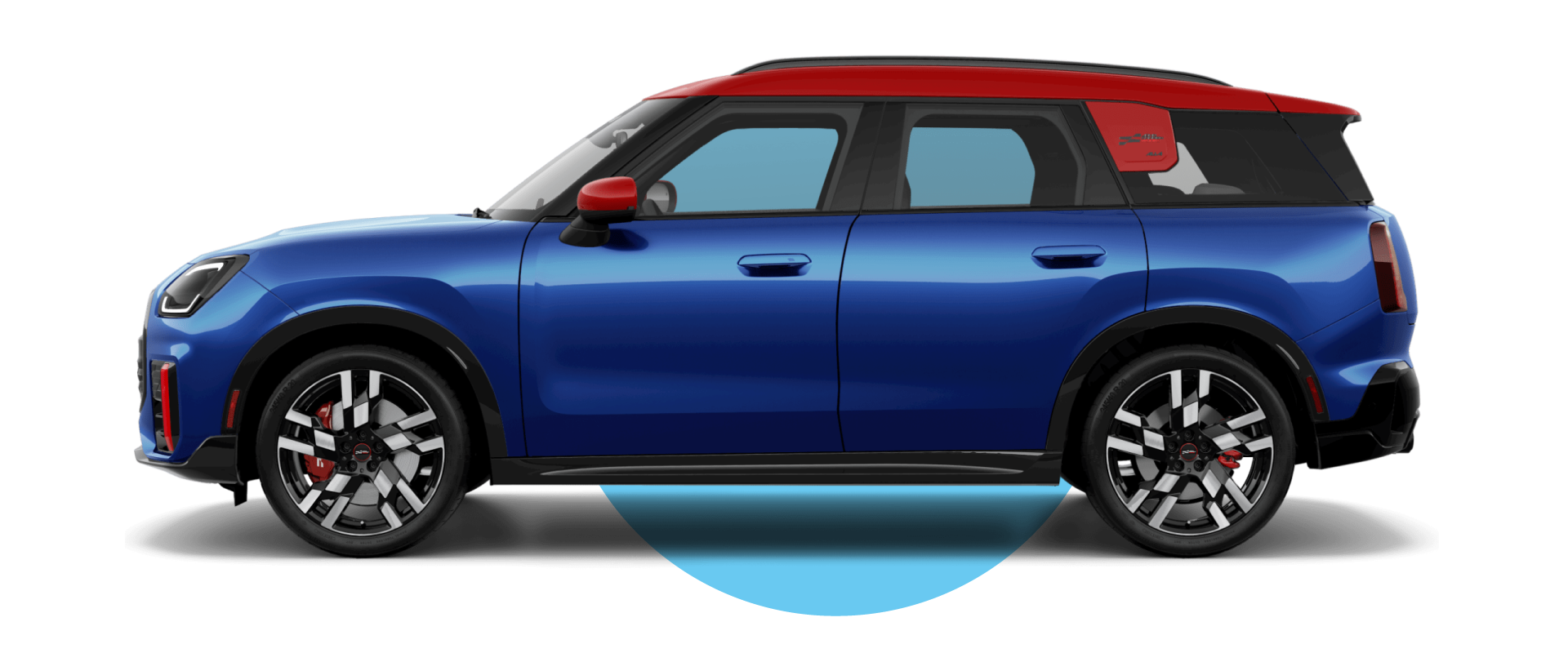 Vista lateral de un MINI JCW Countryman ALL4 en el color de carrocería Blazing Blue, mirando hacia la izquierda con su sombra debajo.