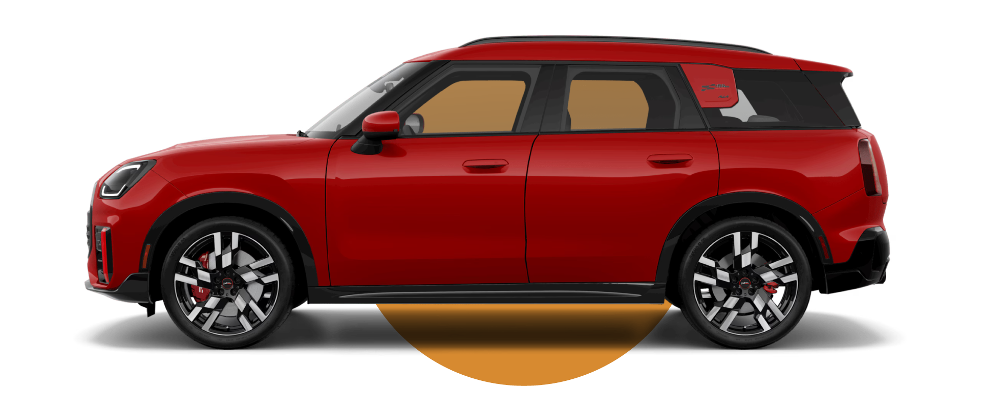 Vista lateral de un MINI JCW Countryman ALL4 en el color de carrocería Chili Red II, mirando hacia la izquierda con su sombra debajo.