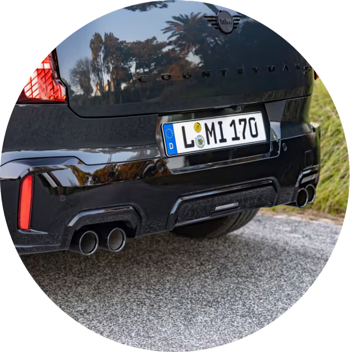 Un primer plano del sistema de escape de cuatro puntas del MINI JCW Countryman ALL4.