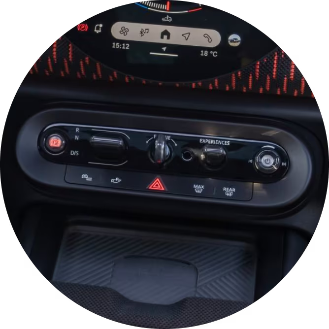 Un primer plano de la MINI Toggle Bar en el MINI JCW Countryman ALL4.