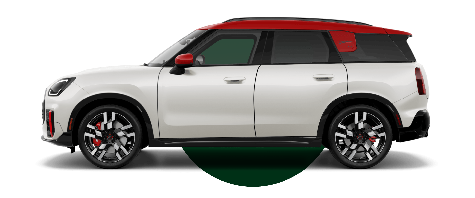 Vista lateral de un MINI JCW Countryman ALL4 en el color de carrocería Nanuq White, mirando hacia la izquierda con su sombra debajo.