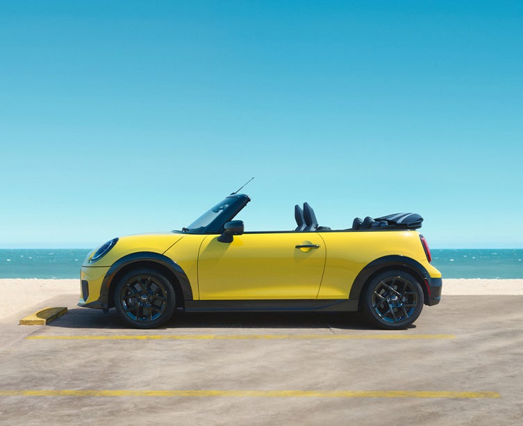  Foto de perfil lateral de un MINI Cooper Cabrio de color amarillo brillante.