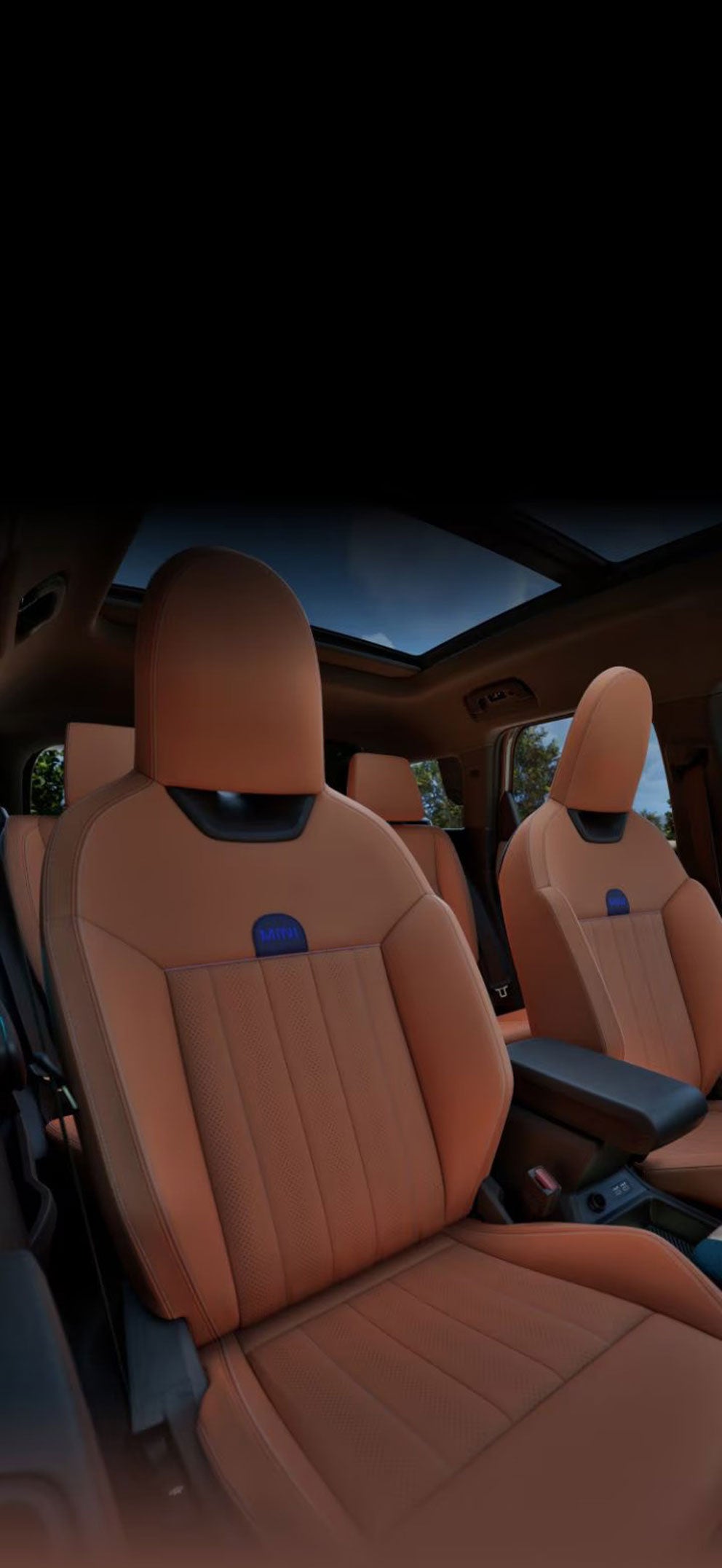 ountryman S ALL4 tomada desde el lado del pasajero mostrando los asientos deportivos delanteros con cielos azules y árboles por las ventanillas.