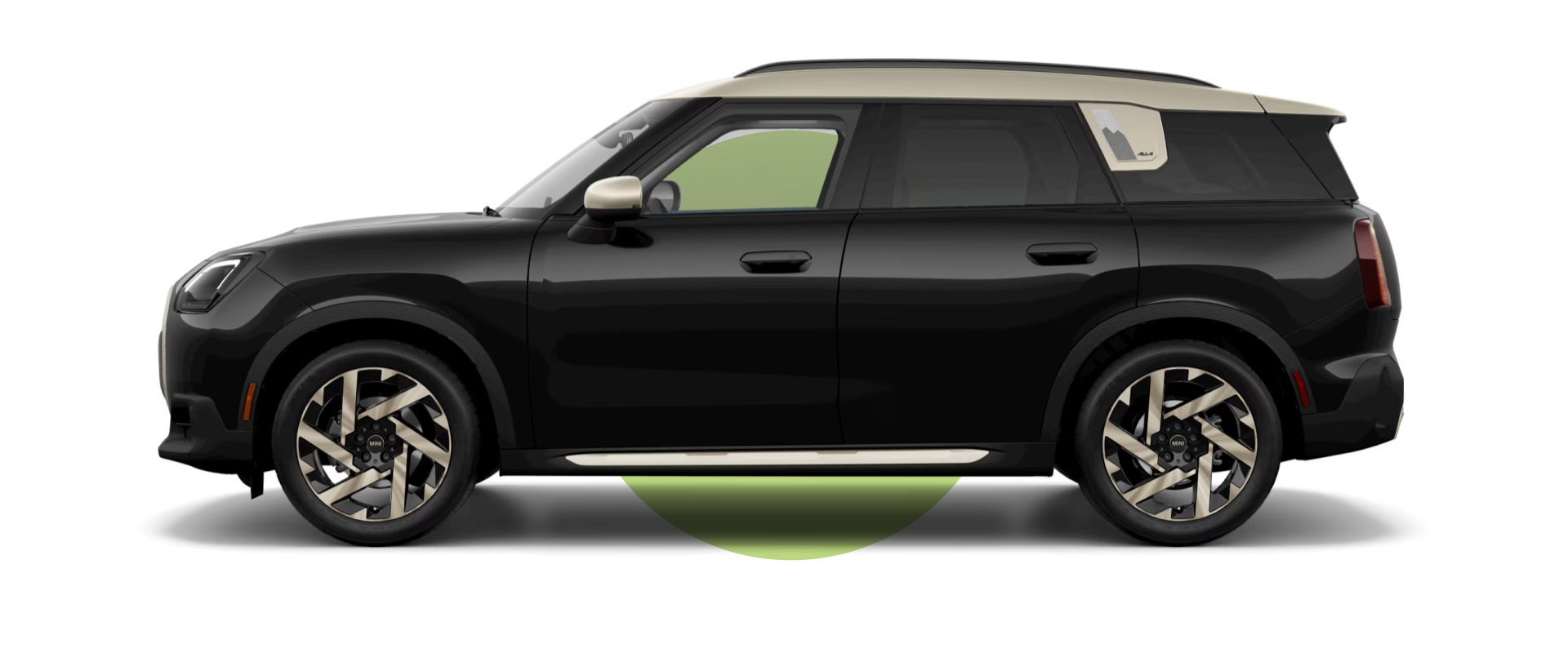 Vista lateral de un MINI Countryman S ALL4 en el color de carrocería Midnight Black III, mirando hacia la izquierda con su sombra debajo.