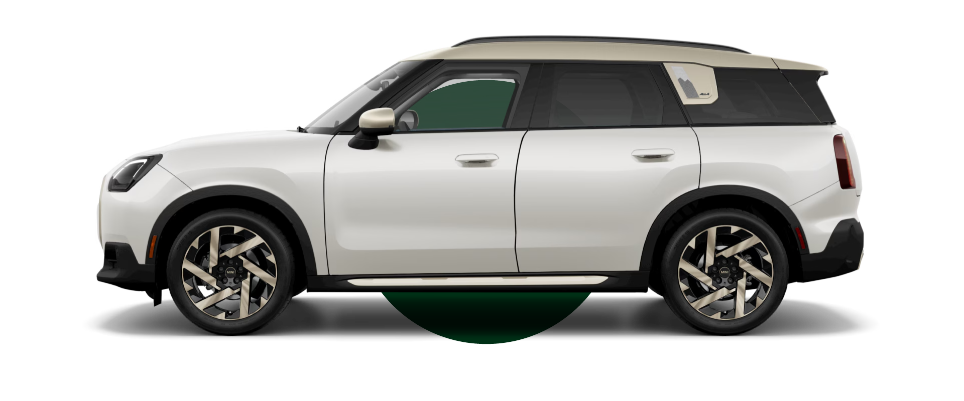 Vista lateral de un MINI Countryman S ALL4 en el color de carrocería Nanuq White, mirando hacia la izquierda con su sombra debajo.