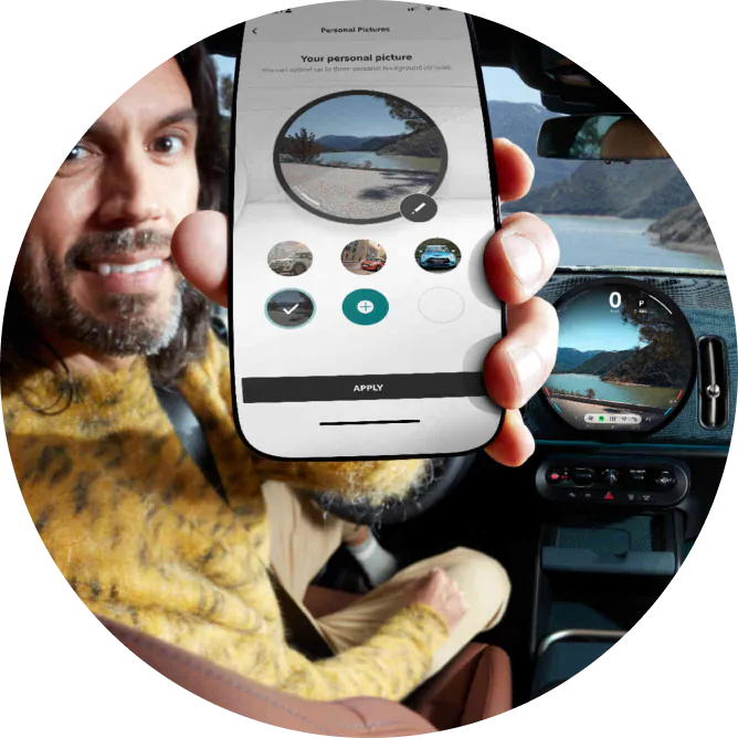 Un hombre sostiene su teléfono con la aplicación MINI abierta en la pantalla.