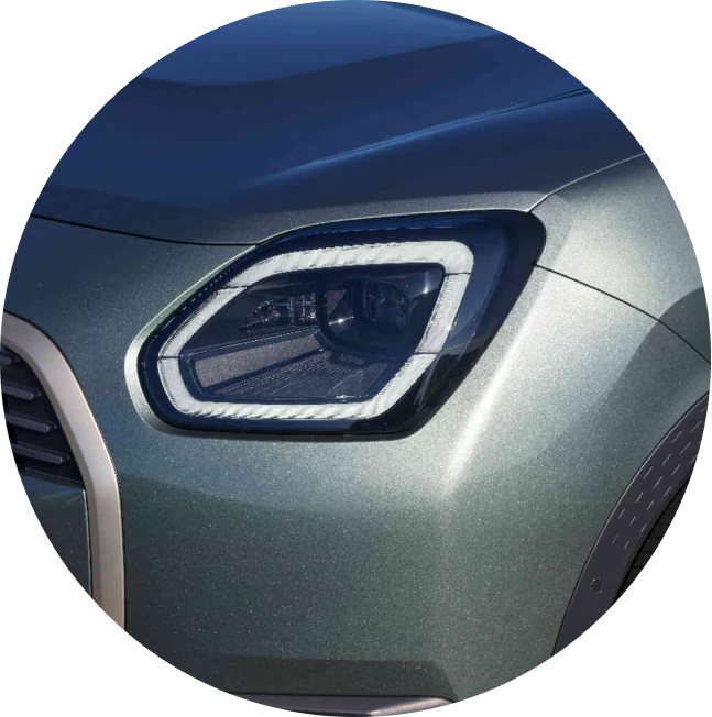 Un primer plano de los faros del MINI Countryman S ALL4.