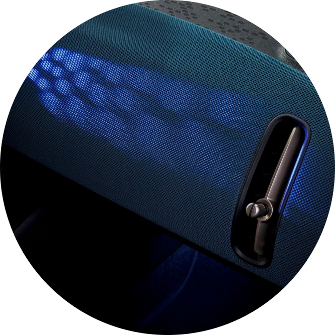 Primer plano de proyecciones azules en el salpicadero.