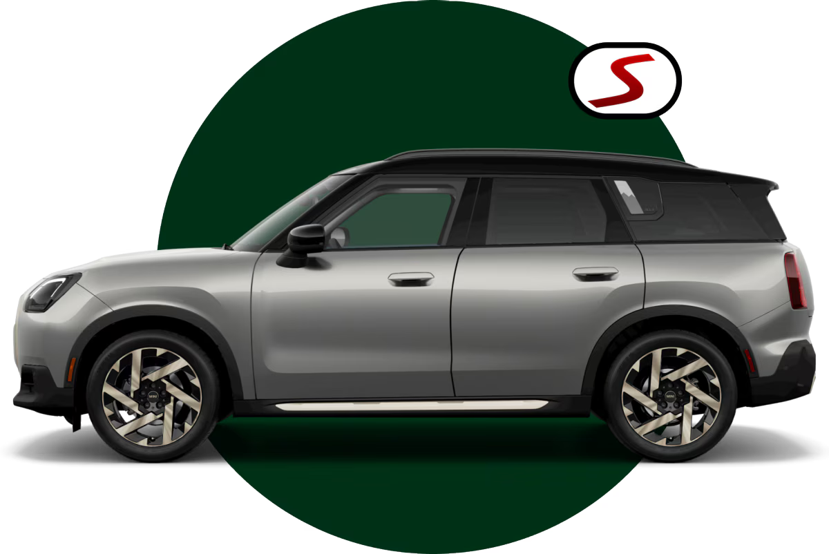 Vista lateral de un MINI Countryman S ALL4 2025 orientado hacia la izquierda y aparcado sobre una superficie en blanco con su sombra debajo, junto con un círculo verde oscuro situado detrás sobre un fondo azul claro.