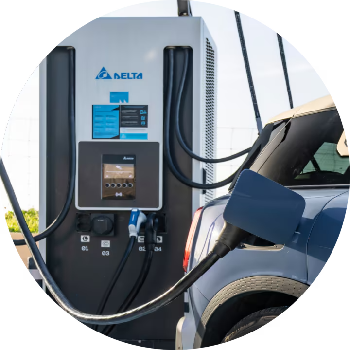 Vista lateral de la parte trasera de un MINI recargando en una estación de carga pública.