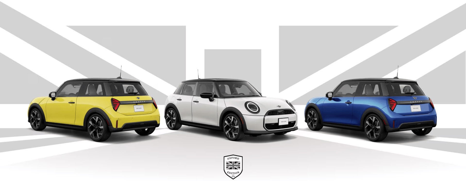 Tres MINI Coopers Oxford Edition en diferentes colores delante de un fondo Union Jack.