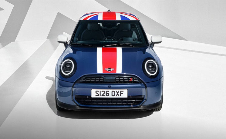 Vista frontal del vehículo Cooper S de 2 puertas, edición Heritage, del año 2026.