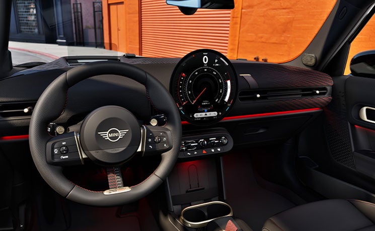 Imagen del interior del volante, el salpicadero y el sistema de entretenimiento del Cooper S de 4 puertas de 2026