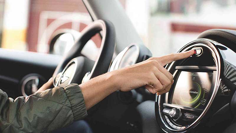 Una mano interactuando con la pantalla MINI.