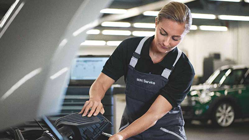 Un técnico de MINI inspeccionando un vehículo.