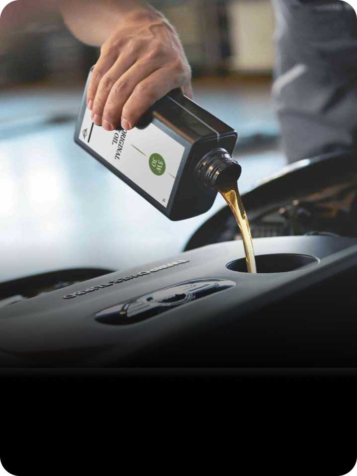 Vertido de aceite durante una revisión de aceite de motor.