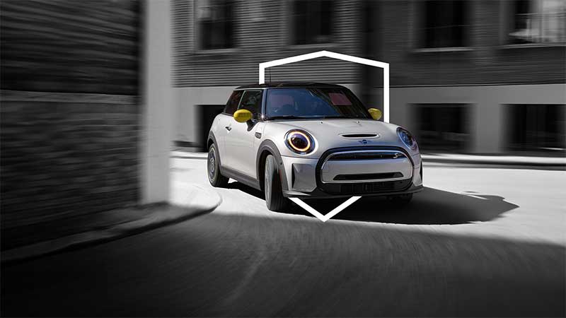 Un MINI Electric Hardtop S 2 Door dobla una esquina.