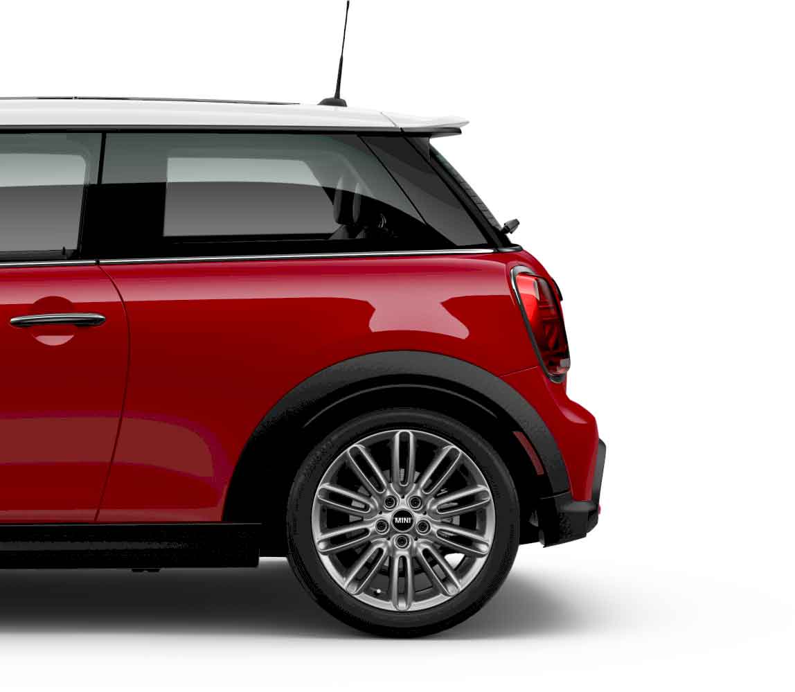 Vista lateral de la parte trasera de un MINI Cooper 2 Puertas rojo aparcado sobre una superficie blanca en blanco con su sombra debajo y nada en el fondo.