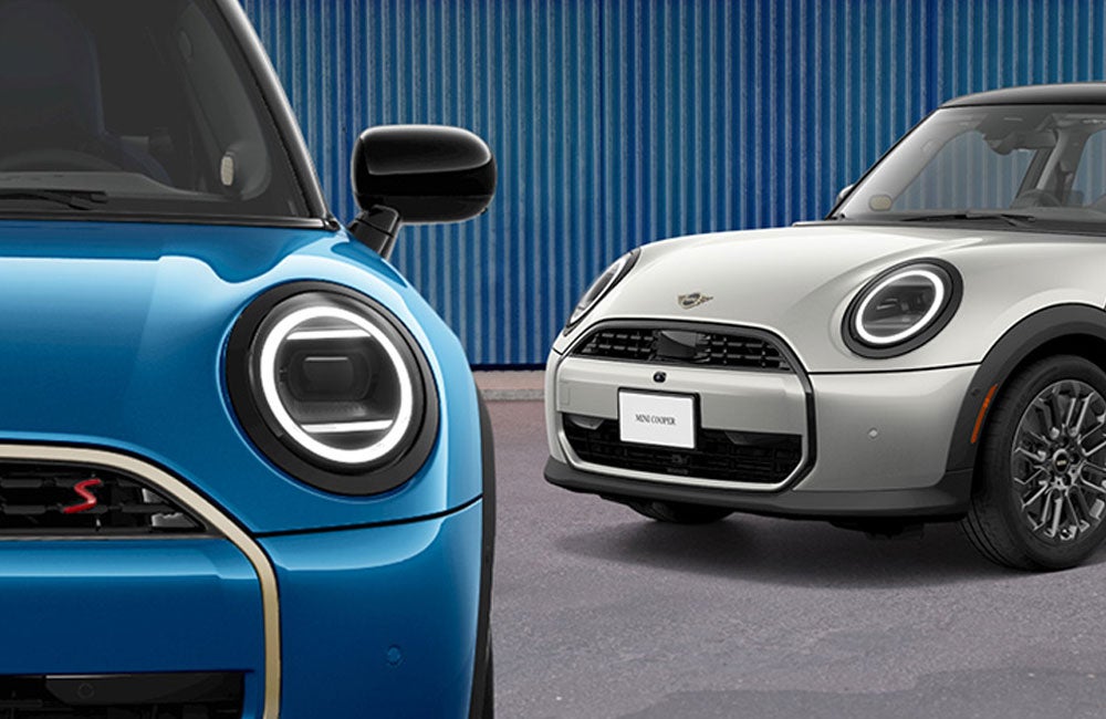 Dos MINIs aparcados fuera.