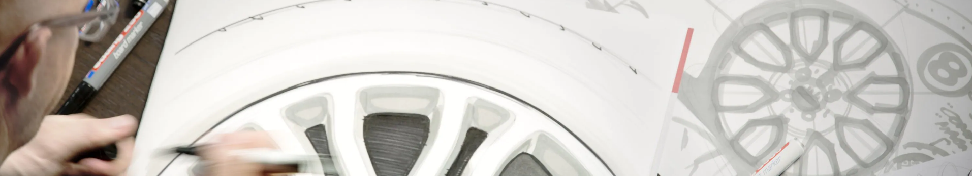 Hombre dibujando el volante