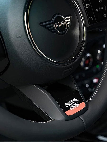 Vista de cerca del volante de cuero Nappa en Piano Black.