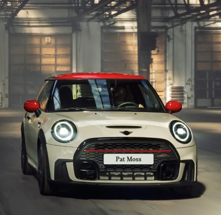 : Vista superior del techo Chili Red Multitone y los retrovisores rojos en un MINI Pat Moss Edition en Midnight Black Metallic