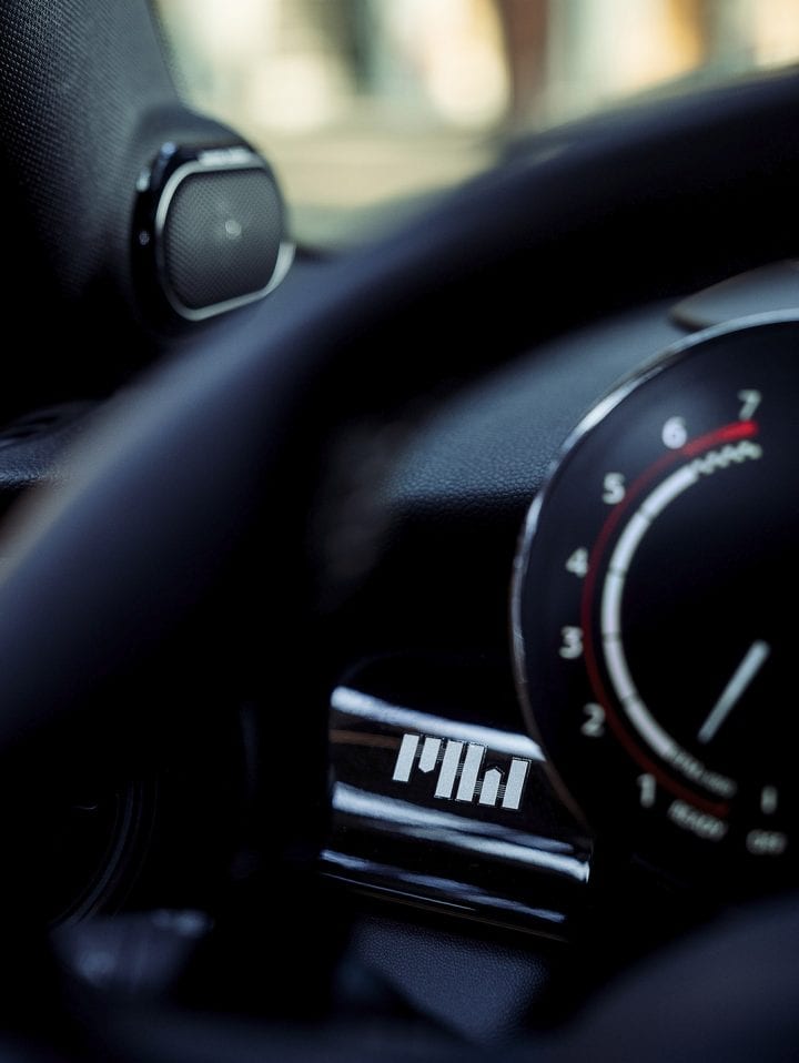 Primer plano del volante de cuero Nappa del MINI Pat Moss Edition.