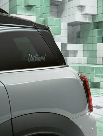 Primer plano de la exclusiva pintura gris momentum metalizada de un MINI Countryman Untamed Edition, en un mundo CGI formado por cajas 3D similares a un Tetris.