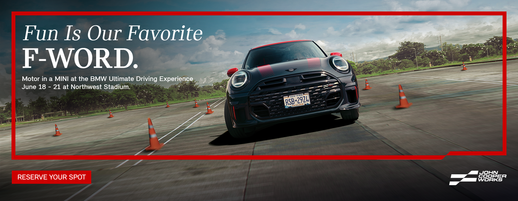 Un MINI JCW tomando una curva.