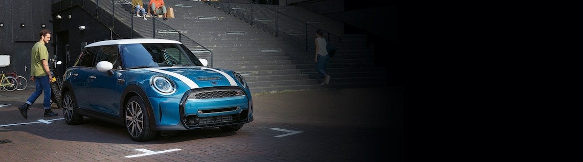 2022 MINI Hardtop aparcado en el exterior