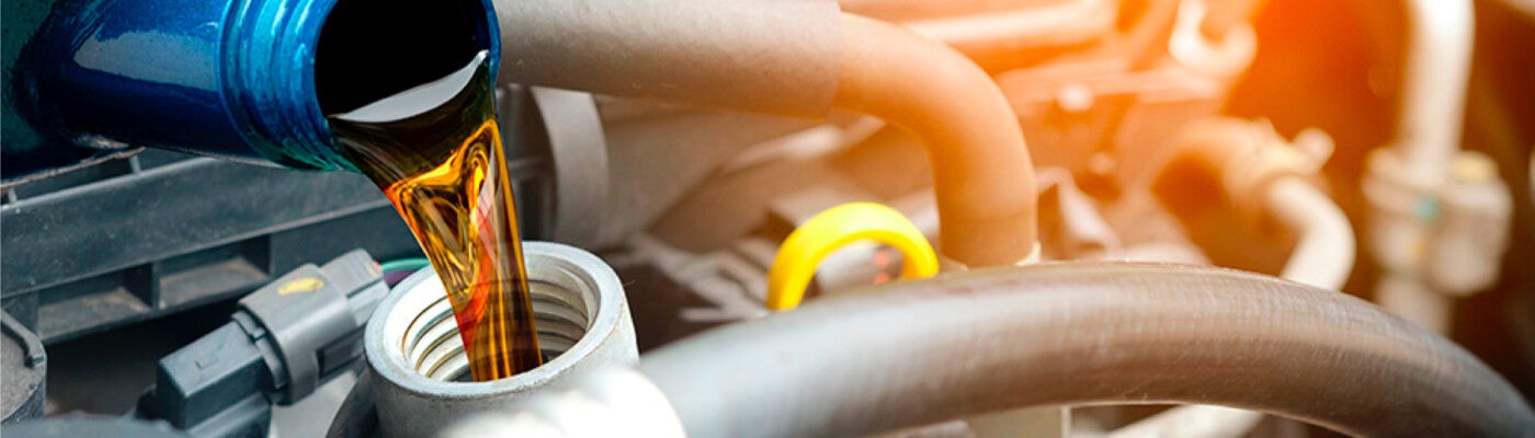 Se vierte aceite en el motor del MINI Cooper