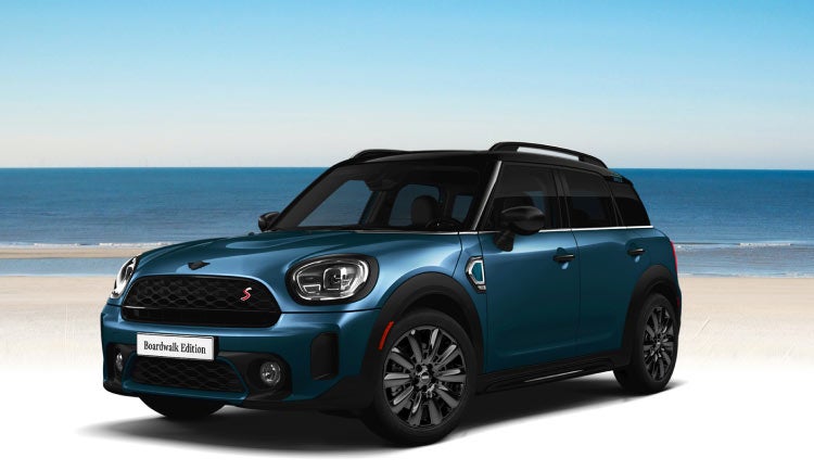 El MINI Countryman Boardwalk Edition aparcado delante de un paisaje playero | MINI of Sterling en Sterling VA